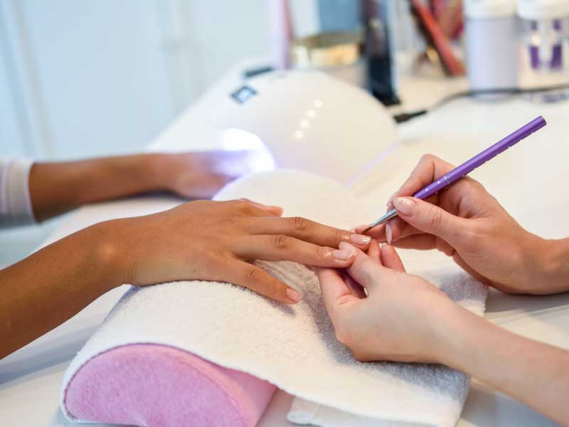 Servicio de manicure en Spa UniforYou Aruba